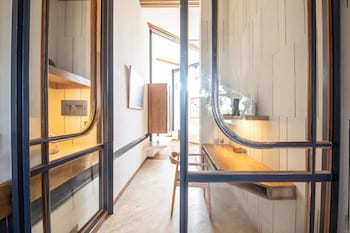 Opulent 1-br Loft With Art Deco Shared Pool