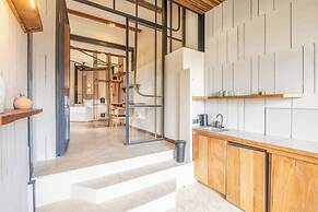 Elegant 1BR Loft With Art Deco Flair, Shared Pool