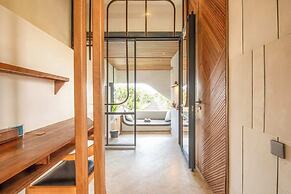 Elegant 1BR Loft With Art Deco Flair, Shared Pool