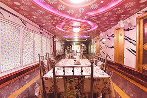 Fabhotel Rahi Crown