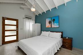Blue Makini Villa in Noord