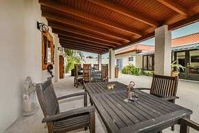 Blue Makini Villa in Noord