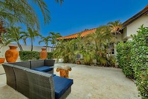 Blue Makini Villa in Noord