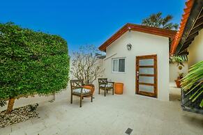 Blue Makini Villa in Noord