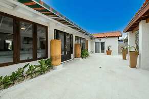 Blue Makini Villa in Noord
