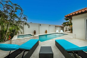 Blue Makini Villa in Noord