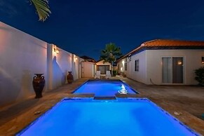 Blue Makini Villa in Noord