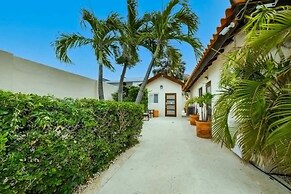 Blue Makini Villa in Noord