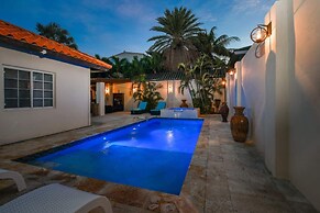 Blue Makini Villa in Noord