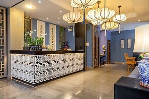 Room-hotel With Balcony in Phukettown