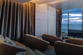 Stunning Sea View Condo -next To Beach