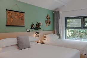 Blooming Lotus Hostel