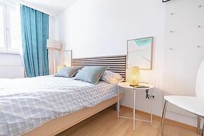 Stylish 3BR Apt With Balcony City Center