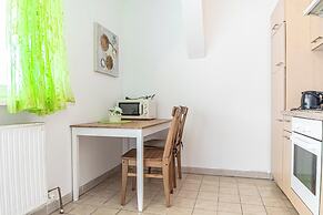 Stylish 3BR Apt With Balcony City Center