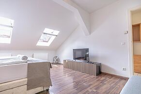 Stylish 3BR Apt With Balcony City Center