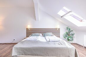 Stylish 3BR Apt With Balcony City Center