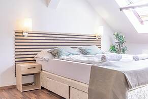 Stylish 3BR Apt With Balcony City Center