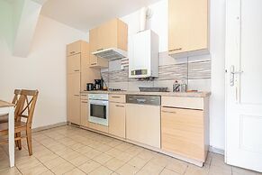 Stylish 3BR Apt With Balcony City Center