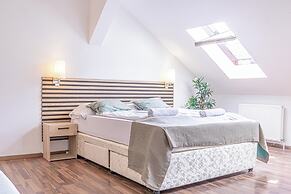 Stylish 3BR Apt With Balcony City Center