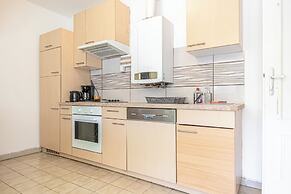 Stylish 3BR Apt With Balcony City Center