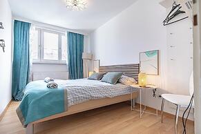 Stylish 3BR Apt With Balcony City Center