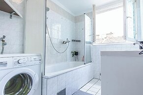 Stylish 3BR Apt With Balcony City Center