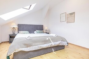 Stylish 3BR Apt With Balcony City Center