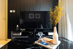 KeyRock Living - Elegant Lake View Apt