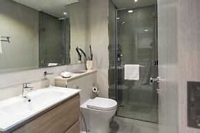 KeyRock Living - Elegant Lake View Apt