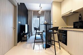 KeyRock Living - Elegant Lake View Apt