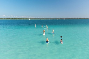 The Yak Lake House Hostal Bacalar