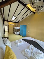 The Yak Lake House Hostal Bacalar
