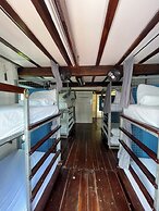 The Yak Lake House Hostal Bacalar