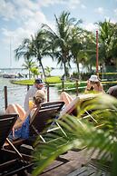 The Yak Lake House Hostal Bacalar