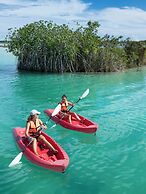 The Yak Lake House Hostal Bacalar