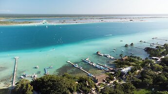 The Yak Lake House Hostal Bacalar