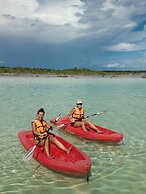 The Yak Lake House Hostal Bacalar