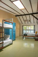 The Yak Lake House Hostal Bacalar
