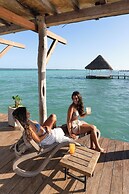 The Yak Lake House Hostal Bacalar