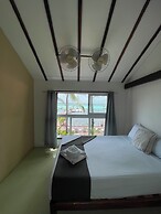 The Yak Lake House Hostal Bacalar