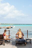 The Yak Lake House Hostal Bacalar