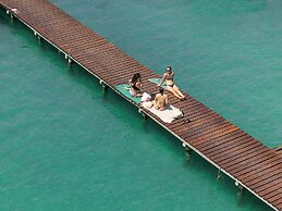 The Yak Lake House Hostal Bacalar