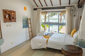 The Yak Lake House Hostal Bacalar