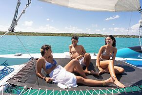 The Yak Lake House Hostal Bacalar