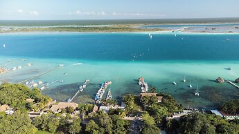 The Yak Lake House Hostal Bacalar