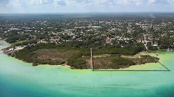 The Yak Lake House Hostal Bacalar