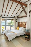 The Yak Lake House Hostal Bacalar