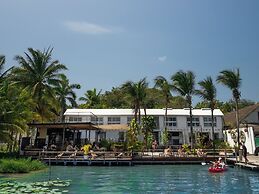 The Yak Lake House Hostal Bacalar