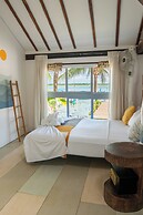 The Yak Lake House Hostal Bacalar