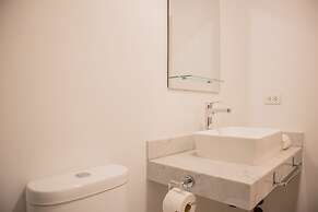 w Comfort 2BR w Private Balcony in San Isidro